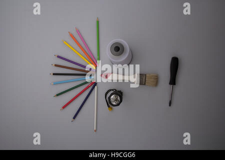 Schreibtisch des Künstlers mit viel Briefpapier Objekte. Studio auf weißem Hintergrund und lustiges Gesicht geschossen Stockfoto