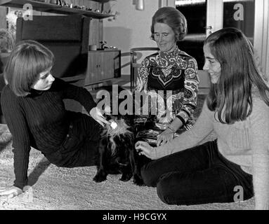 Deutsche Wirtschaftsjournalistin Julia Dingwort Nusseck privat mit Familie, Deutschland 1970er Jahre. Der deutsche Finanzminister die Journalistin Julia Dingwort Nusseck in privaten, Deutschland 1970. Stockfoto