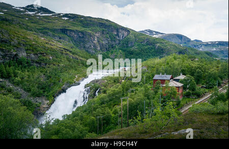 Kjosfossen-Wasserfall-Tal-Landschaft Stockfoto