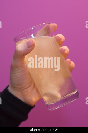 Gesamtansicht der eine Vitamin C Brausetablette in einem Glas Wasser. Stockfoto