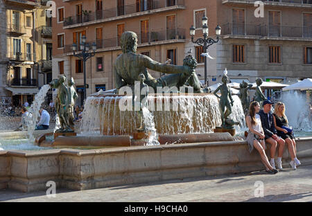 Brunnen und Statuen von dem Fluss Gott Triton anstelle der Jungfrau. Alte Stadt von Valencia, Spanien. Mit Menschen Stockfoto