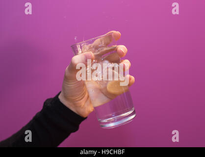 Gesamtansicht der eine Vitamin C Brausetablette in einem Glas Wasser. Stockfoto