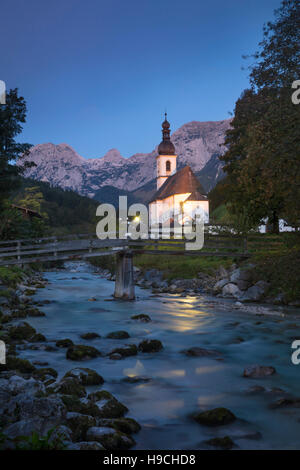 Am frühen Morgendämmerung über St. Sebastian Church, Ramsau Bei Berchtesgaden, Bayern, Deutschland Stockfoto