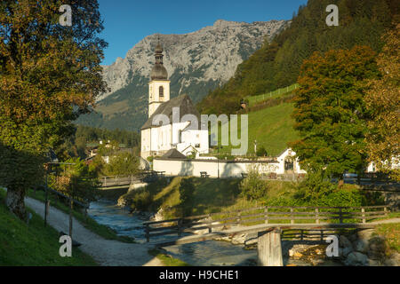 Am frühen Morgen über St. Sebastian Church, Ramsau Bei Berchtesgaden, Bayern, Deutschland Stockfoto