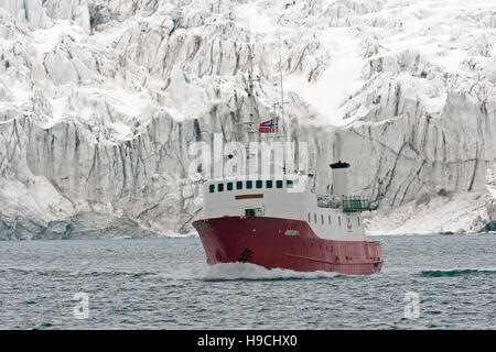 Norwegisches Passagierschiff MS Polargirl vor der Nordenskiöldbreen / Nordenskiold Gletscher, Isfjorden, Spitzbergen / Svalbard Stockfoto