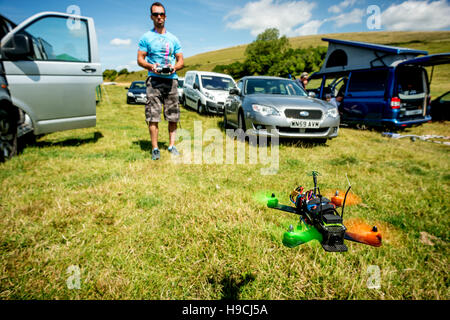 Auf eine Miniatur-Drohne-Airshow in East Sussex: Andy Frak von Bexley, üben. Stockfoto