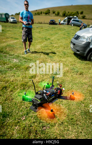 Auf eine Miniatur-Drohne-Airshow in East Sussex: Andy Frak von Bexley, üben. Stockfoto