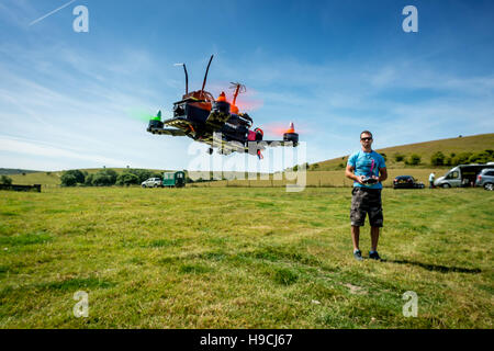 Auf eine Miniatur-Drohne-Airshow in East Sussex: Andy Frak von Bexley, üben. Stockfoto