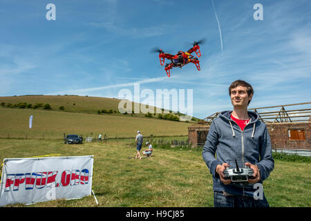 Auf eine Mini-Drohne Airshow in East Sussex; 28-j hrige Paul Sharpe aus Bristol, üben. Stockfoto