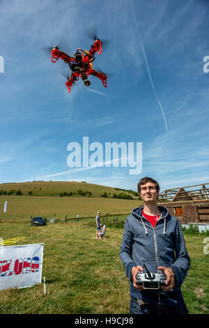 Auf eine Mini-Drohne Airshow in East Sussex; 28-j hrige Paul Sharpe aus Bristol, üben. Stockfoto