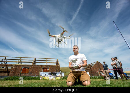 Auf eine Mini-Drohne Airshow in East Sussex; Simon Dale, Geschäftsführer von First Person View, demonstriert seine Drohne. Stockfoto