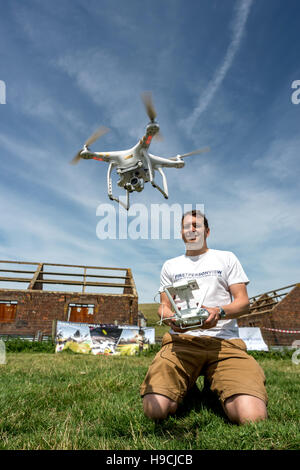 Auf eine Mini-Drohne Airshow in East Sussex; Simon Dale, Geschäftsführer von First Person View, demonstriert seine Drohne. Stockfoto