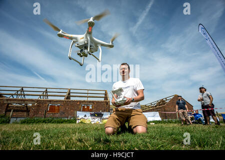 Auf eine Mini-Drohne Airshow in East Sussex; Simon Dale, Geschäftsführer von First Person View, demonstriert seine Drohne. Stockfoto