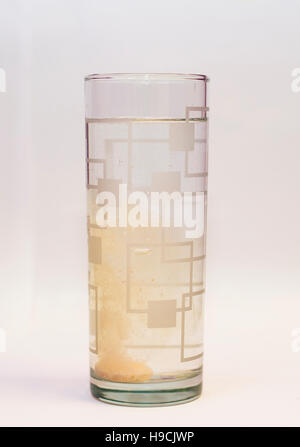Gesamtansicht der ein Brausetabletten Vitamin C-Tablette in einem Glas Wasser. Stockfoto