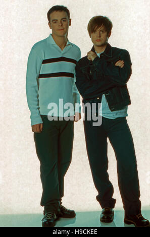 Das Entstehungsjahr Comedy Duo Ameise Und Dez, Anthony McPartlin Und Declan Donnelly Beim Promoshooting, 1990er Jahre Deutschland. Britische Comedy-Duo Ant & Dec, Deutschland der 1990er Jahre. Stockfoto