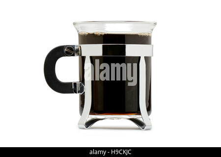 Nahaufnahme von einem Becher aus Glas mit dunklen schwarzen Kaffee isoliert auf mit mit Beschneidungspfad Stockfoto
