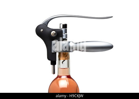 Nahaufnahme einer modernen Metal Korkenzieher ziehen den Korken aus einer rose Wein Flasche. Clipping-Pfad Stockfoto