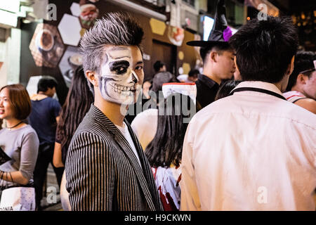 Junger Mann mit bemaltem Gesicht Halloween Feier in Lan Kwai Fong, Hongkong Stockfoto