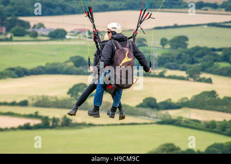 Parascender fliegen über den South Downs bei Devil es Dyke Stockfoto