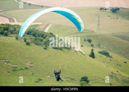 Parascender fliegen über den South Downs bei Devil es Dyke Stockfoto