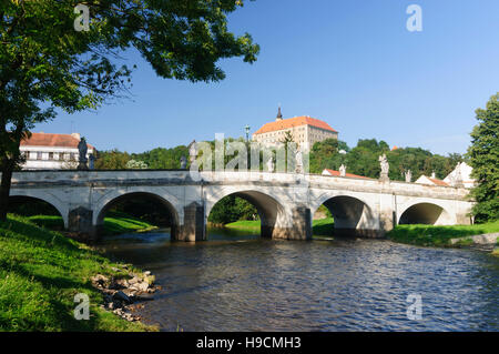 Namest nad Oslavou (Namiest ein der Oslau): Brücke und Schloss, Vysocina, Region Hochland, Tschechische Stockfoto