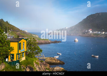 Die Hafeneinfahrt und Fort Amherst im Nebel von der Batterie, St. John's, Neufundland und Labrador, Kanada. Stockfoto