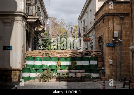 Eine Straße ist verbarrikadiert und befestigte an der UN-Pufferzone zwischen den griechisch-zyprischen und der türkisch-zyprischen Gebieten in Nikosia, Zypern. Stockfoto
