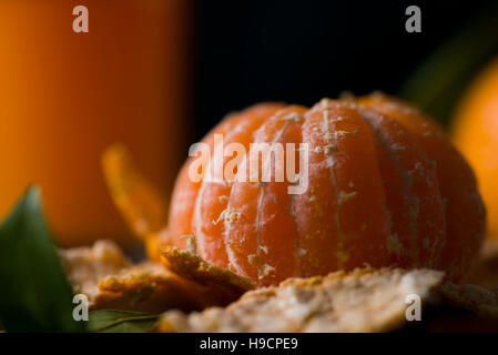 Mandarinen-Stillleben-Bild auf einem schwarzen Hintergrund. Stockfoto