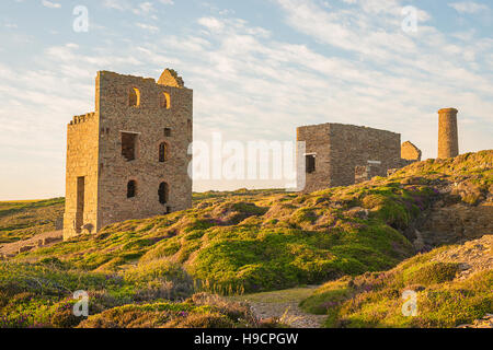 Ruinen von einem Tin mine, Wheal Coates Mine, St. Agnes, Cornwall, England bei Sonnenuntergang Stockfoto