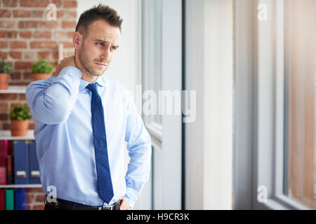 Mann Schmerzen im Nacken Stockfoto