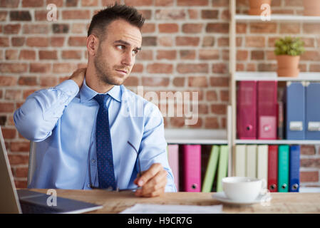 Mann Schmerzen im Nacken Stockfoto