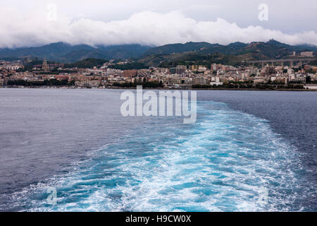 Zuge von Kreuzfahrtschiff P & O Arcadia Messina, Sizilien zu verlassen. Stockfoto