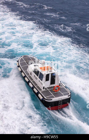 Lotsenboot neben warten darauf, der Pilot zum Hafen von Kreuzfahrtschiff P & O Arcadia zurück nach Messina, Sizilien zu verlassen. Stockfoto
