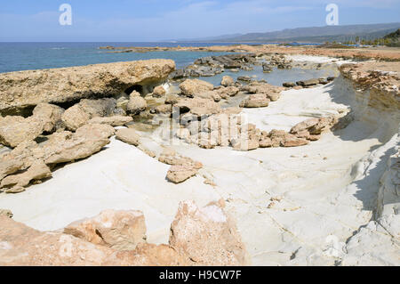 Mittelmeer-Küste am Kap Drepanon, Agios Georgios, Pegeia, Zypern Stockfoto