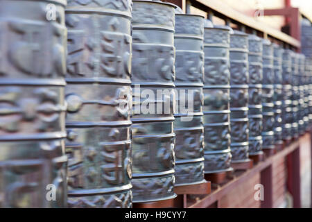 Gebetsmühlen drehen bei Namo Buddha, Kathmandu, Nepal Stockfoto