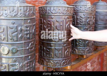 Gebetsmühlen drehen bei Namo Buddha, Kathmandu, Nepal Stockfoto