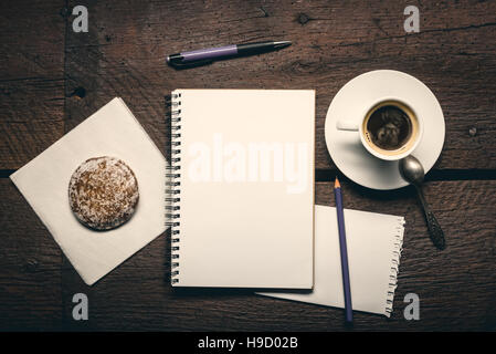 Blank page of notepad on the wooden table Stockfoto