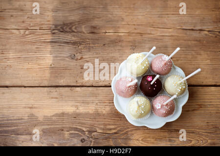 Cake pops auf Cakestand. Kopieren Sie Raum. Hölzerne Hintergrund. Stockfoto