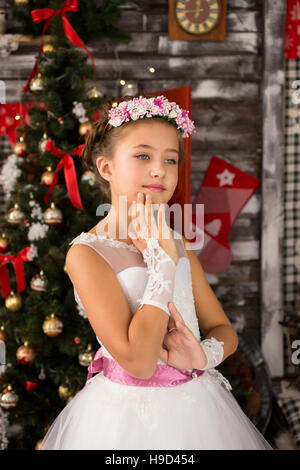 Süße junges schönes Mädchen trägt Weihnachten Kleid und Diadem in Ihr Stockfoto