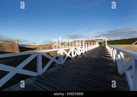 Fort George Schottland. Erhöhten Gehweg und Zugbrücke Eingang, um die wichtigsten Festungen von Fort George. Stockfoto