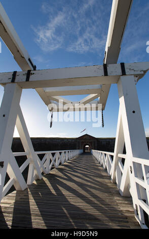 Fort George Schottland. Erhöhten Gehweg und Zugbrücke Eingang, um die wichtigsten Festungen von Fort George. Stockfoto