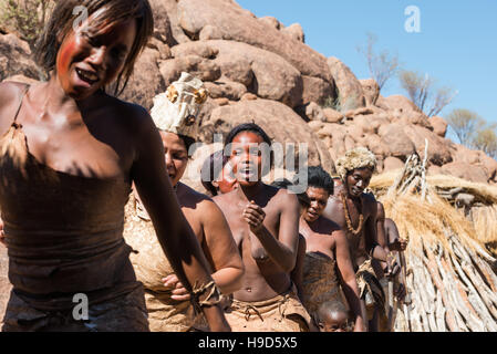 Damara Menschen in traditioneller Kleidung sind singen und tanzen im lebenden Museum der Damara, Namibia Stockfoto