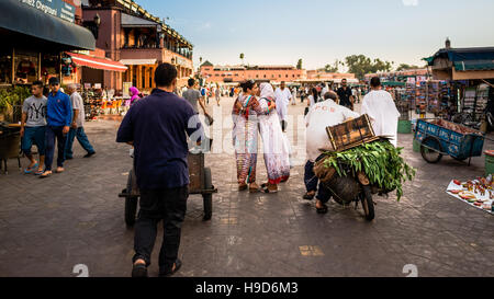 Großen öffentlichen Platz mit Händler, Händler, einheimische und Touristen Stockfoto