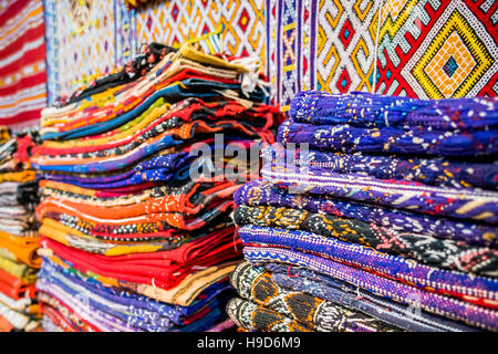 Bunt gefärbte Teppiche zum Verkauf im Souk, Marrakesch, Marokko Stockfoto