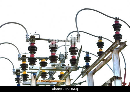 Hochspannungs-Leistungsschalter in einem Umspannwerk in einem weißen Hintergrund. Stockfoto