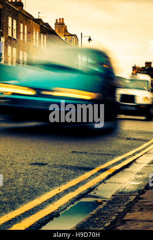 Atmosphärische Buch - Abdeckung stil Winkel Bild von Bewegungs Unschärfen - Autos bei Nacht Stockfoto