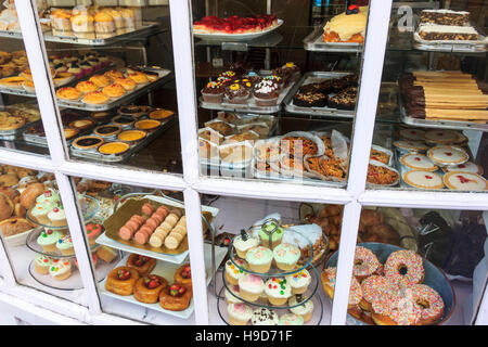 Die Schaufenster des Highgate Vorratsraum, eine Konditorei und Patisserie in Highgate, London, UK Stockfoto