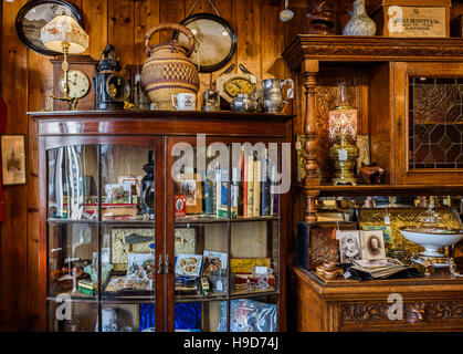 Antiquitäten-Shop-Interieur. Die Vintage-Laden verkauft verschiedene Antiquitäten und Vintage-Objekte. Stockfoto