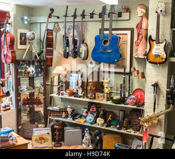 Verschiedene Musikinstrumente und Sammlerstücke zum Verkauf in einem second hand Laden für Musik Erinnerungsstücke, Modeartikel und Vinyl in Liverpool, Großbritannien. Stockfoto