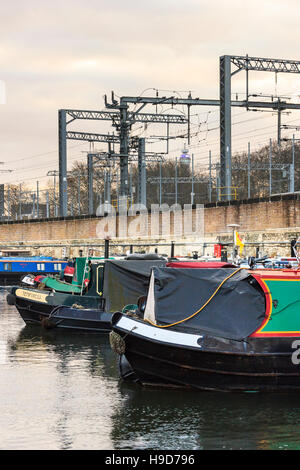 Narrowboats durch die Eisenbahnlinie von St. Pancras International Station festgemacht, der Regent's Canal, London, UK, 2012 Stockfoto